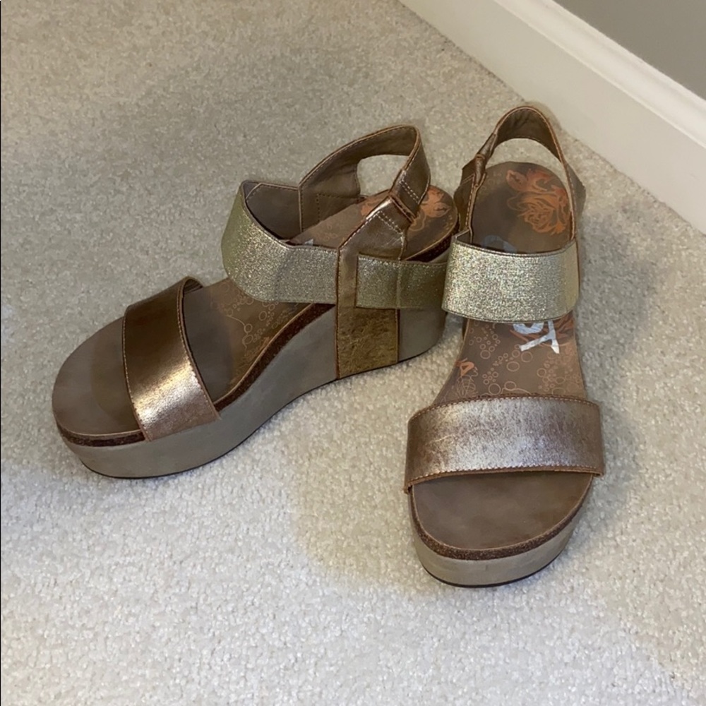 BRAND NEW OTBT gold wedges!